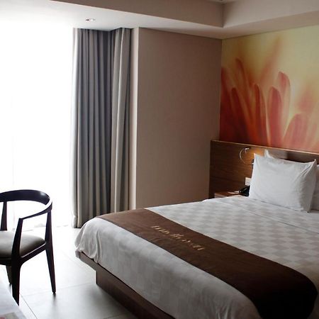 Midtown Hotel Surabaya Exterior foto