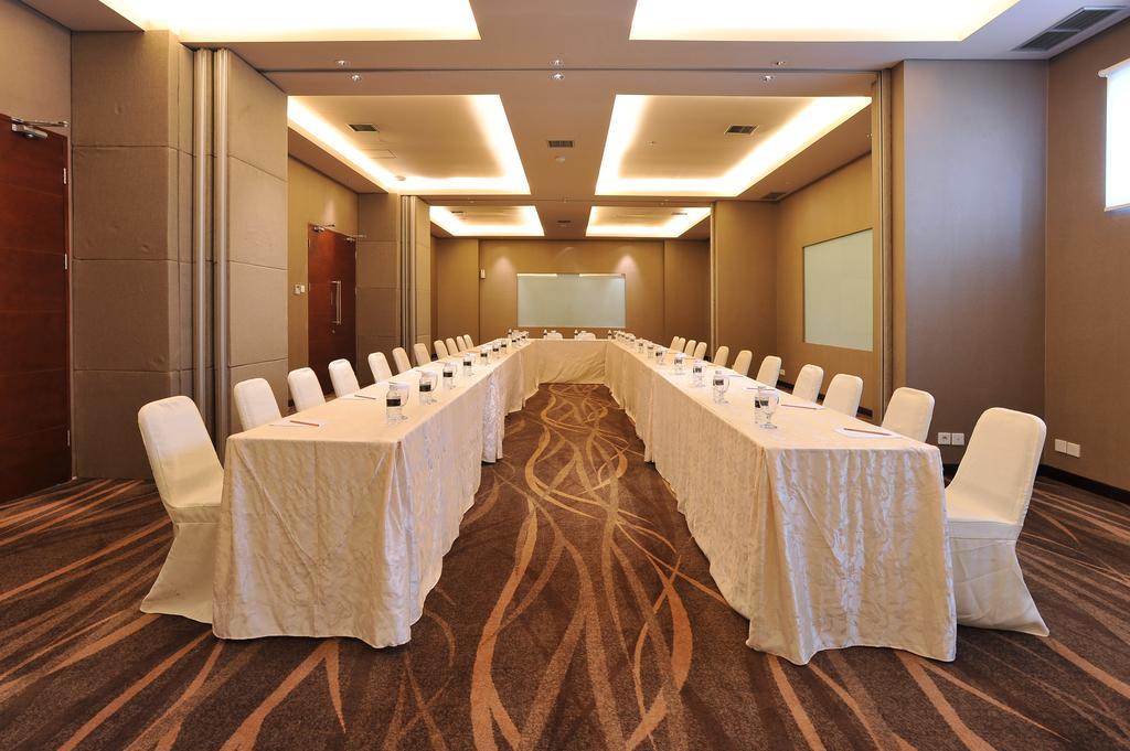 Midtown Hotel Surabaya Exterior foto