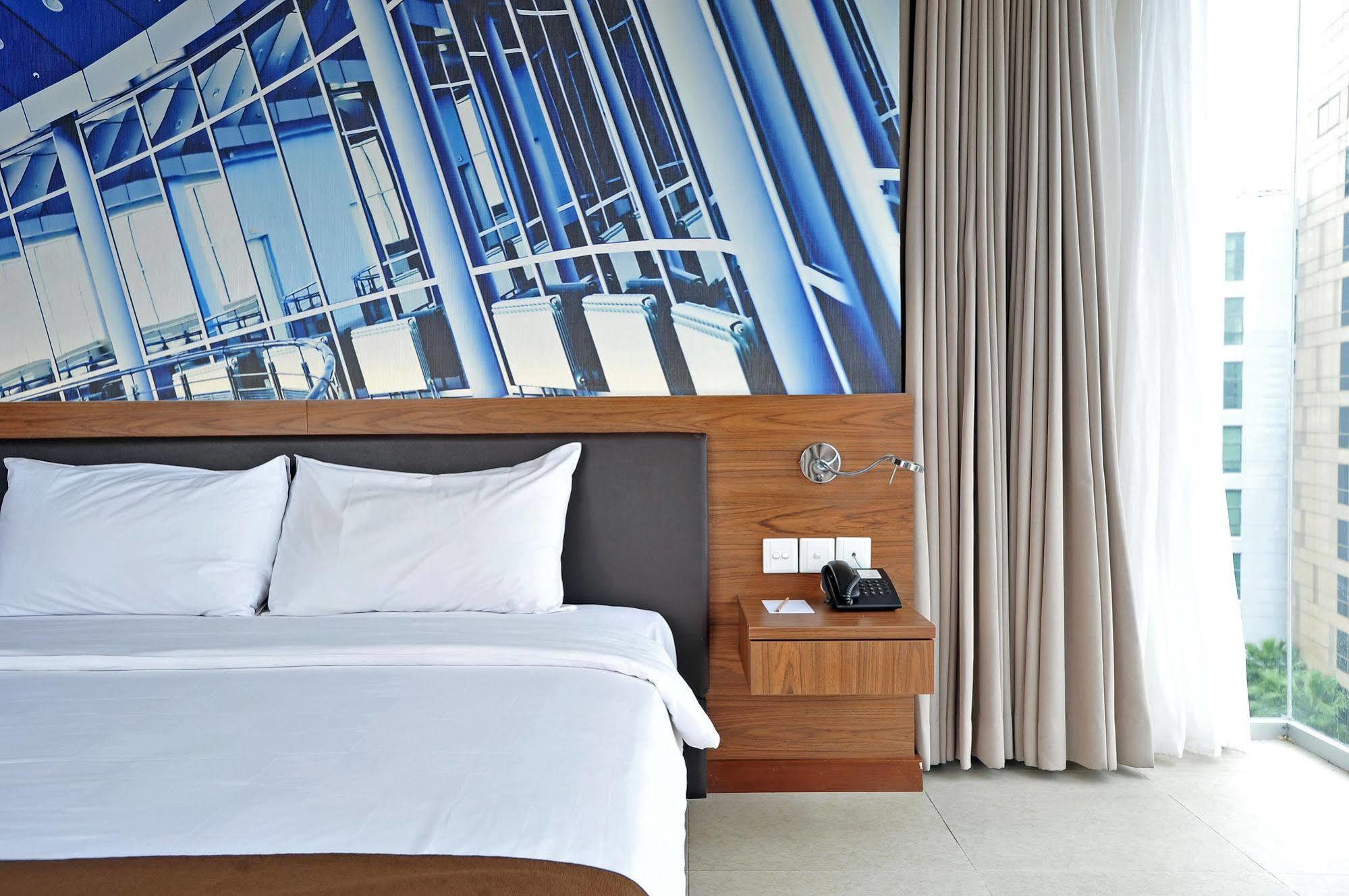 Midtown Hotel Surabaya Exterior foto