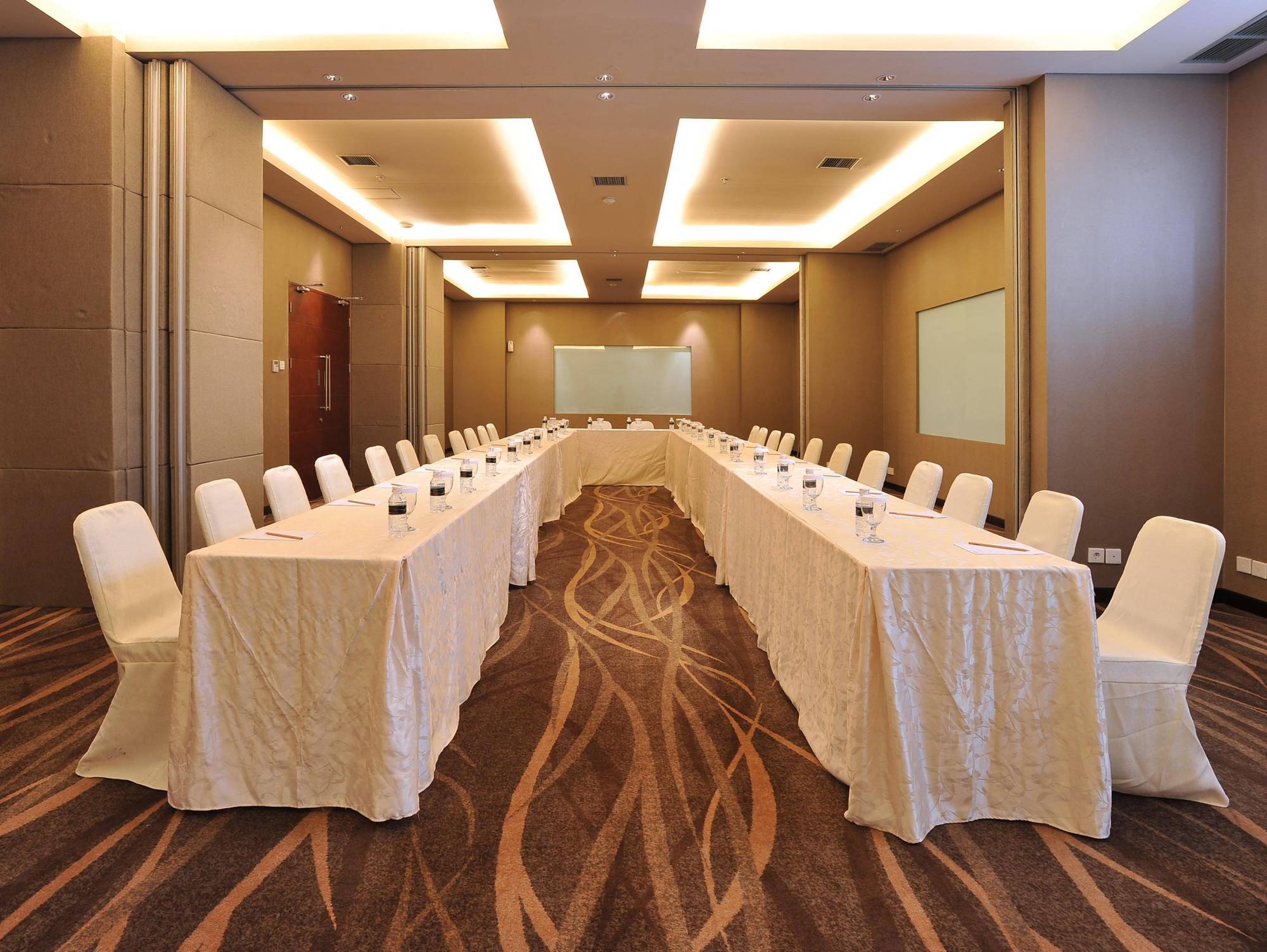 Midtown Hotel Surabaya Exterior foto